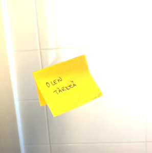 Kuvassa peiliin kiinnitetty post-it lappu, jossa lukee "olen tärkeä".